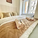 Cozy, Natural Ground Base Apartment, Prague