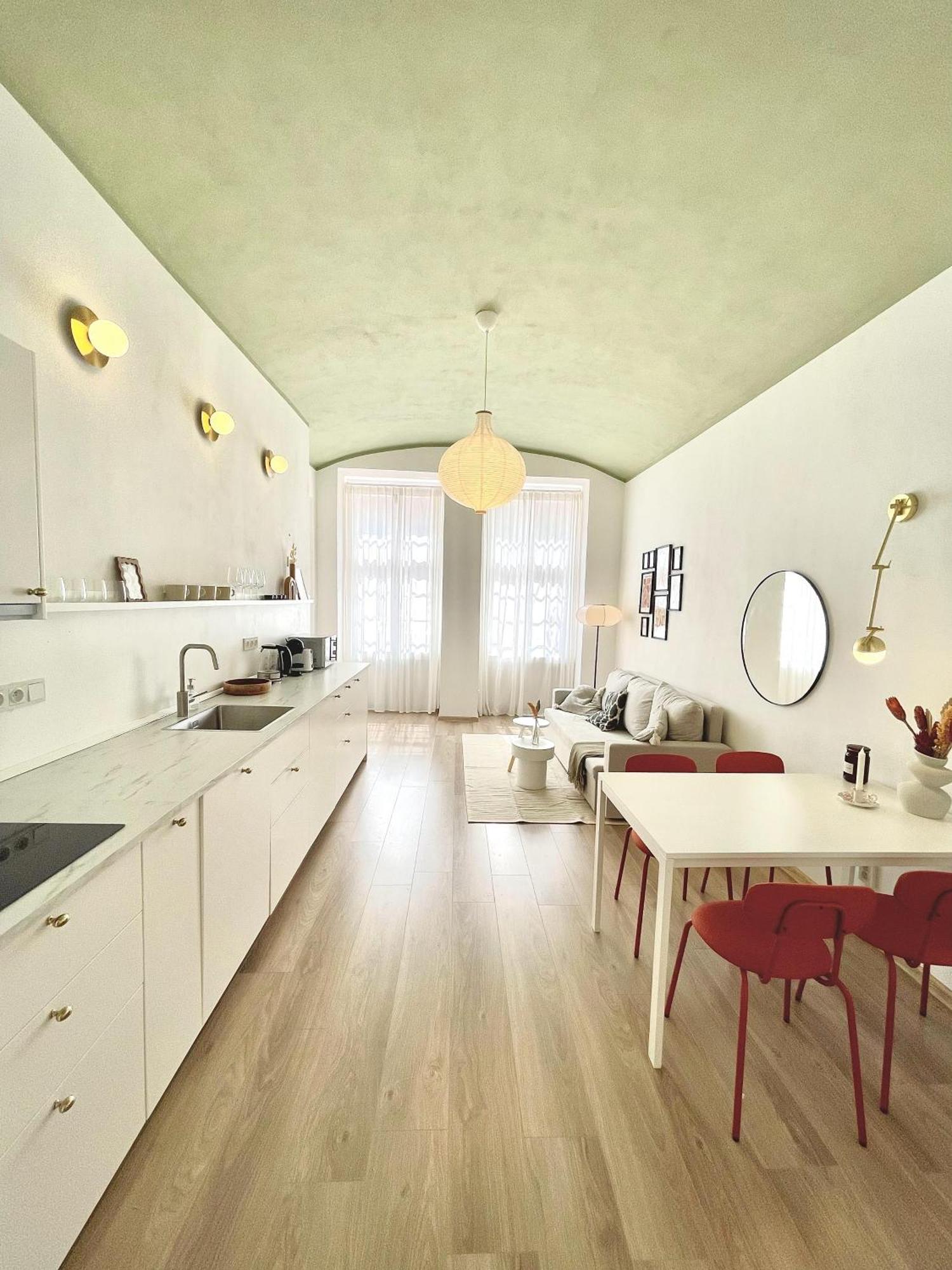 Cozy, Natural Ground Base Apartment, Praga