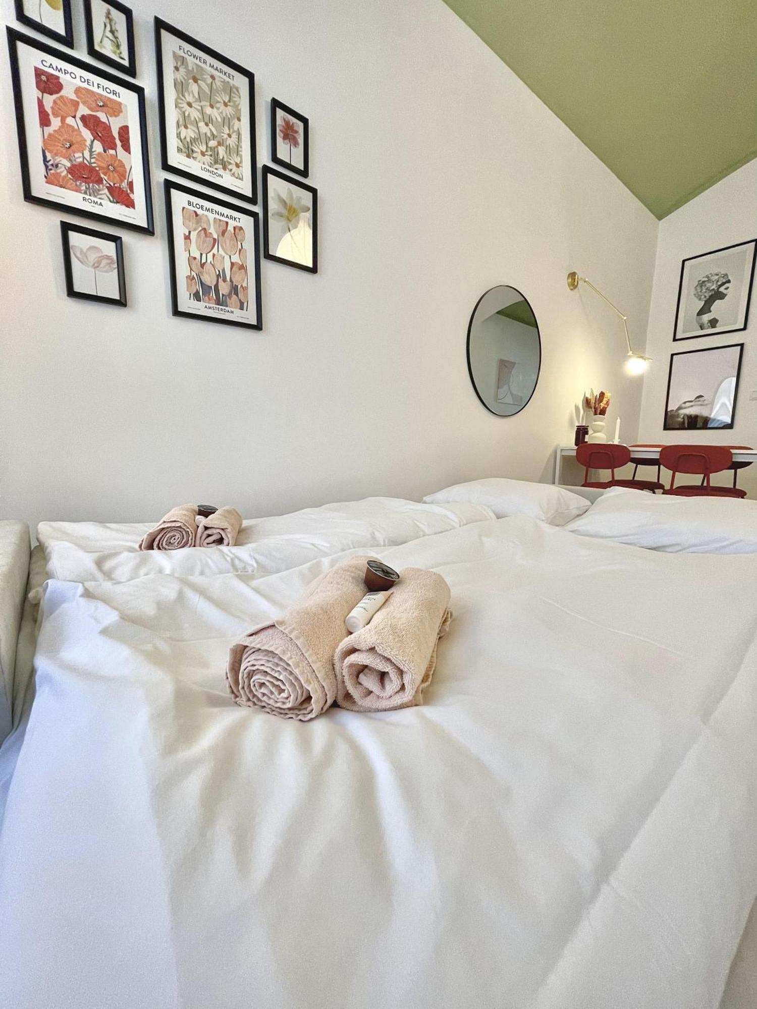 Cozy, Natural Ground Base Apartment, Praga