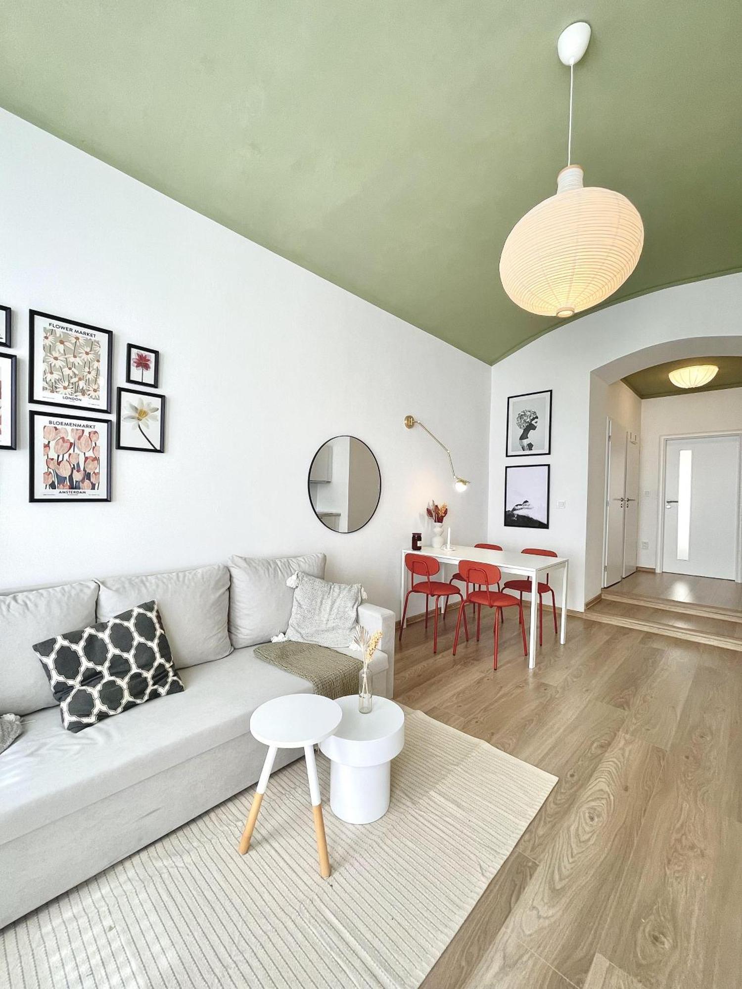 Cozy, Natural Ground Base Apartment, * Praga