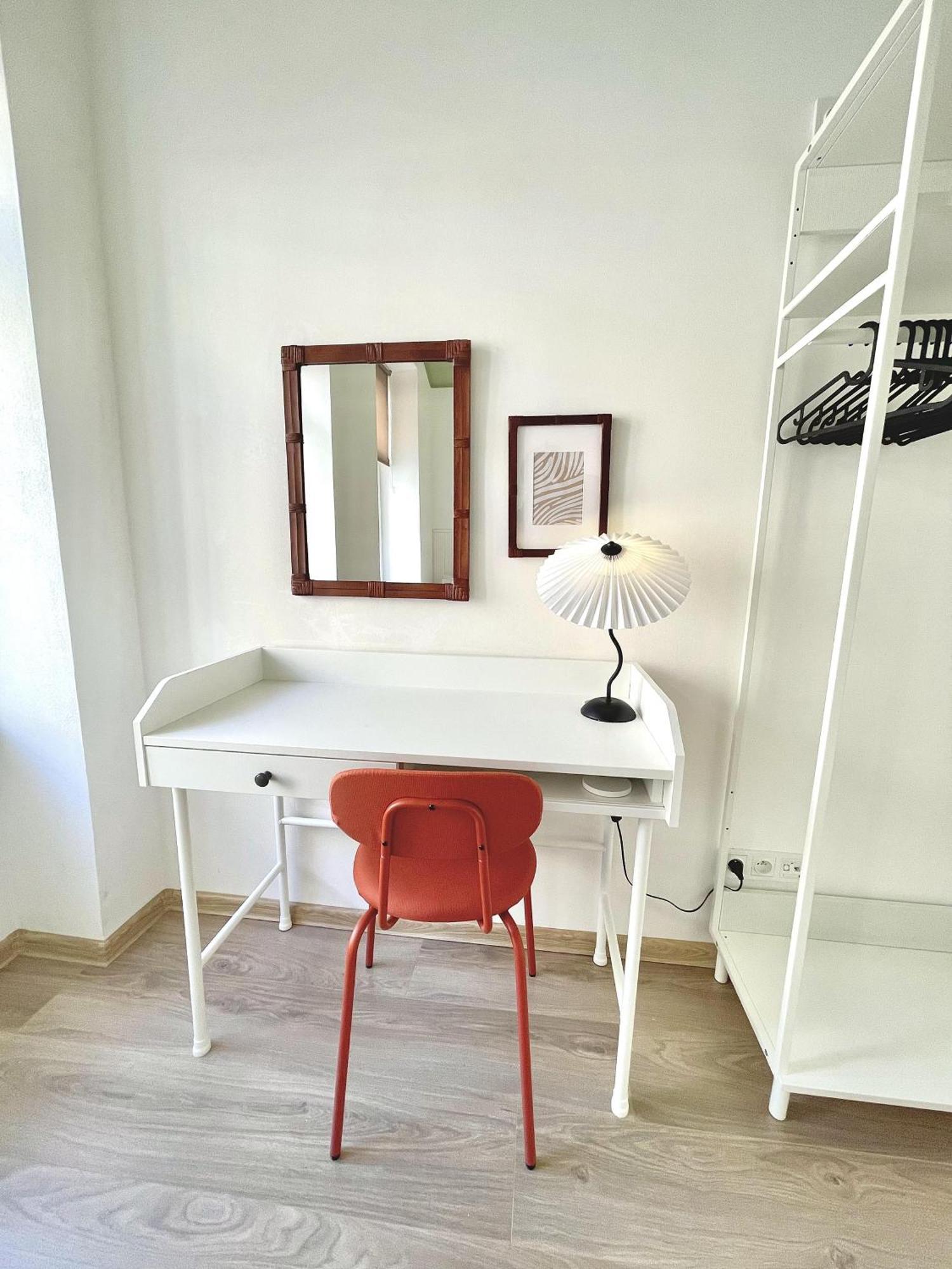 Cozy, Natural Ground Base Apartment, Praga
