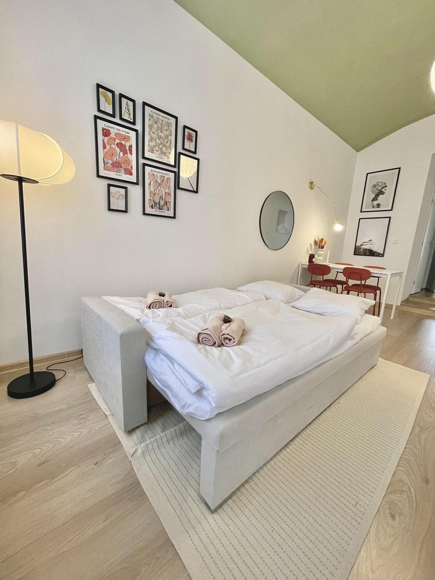 Cozy, Natural Ground Base Apartment, Praga